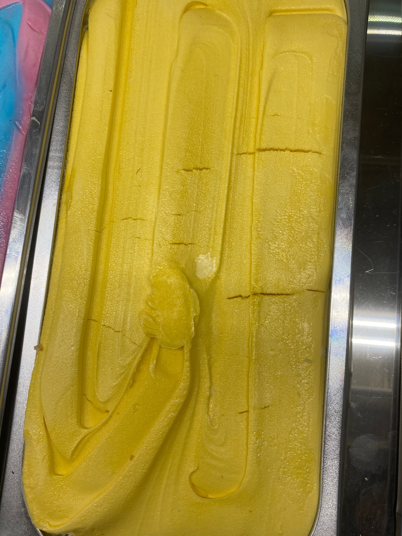 Mango Eis – frisch aus der Vitrine