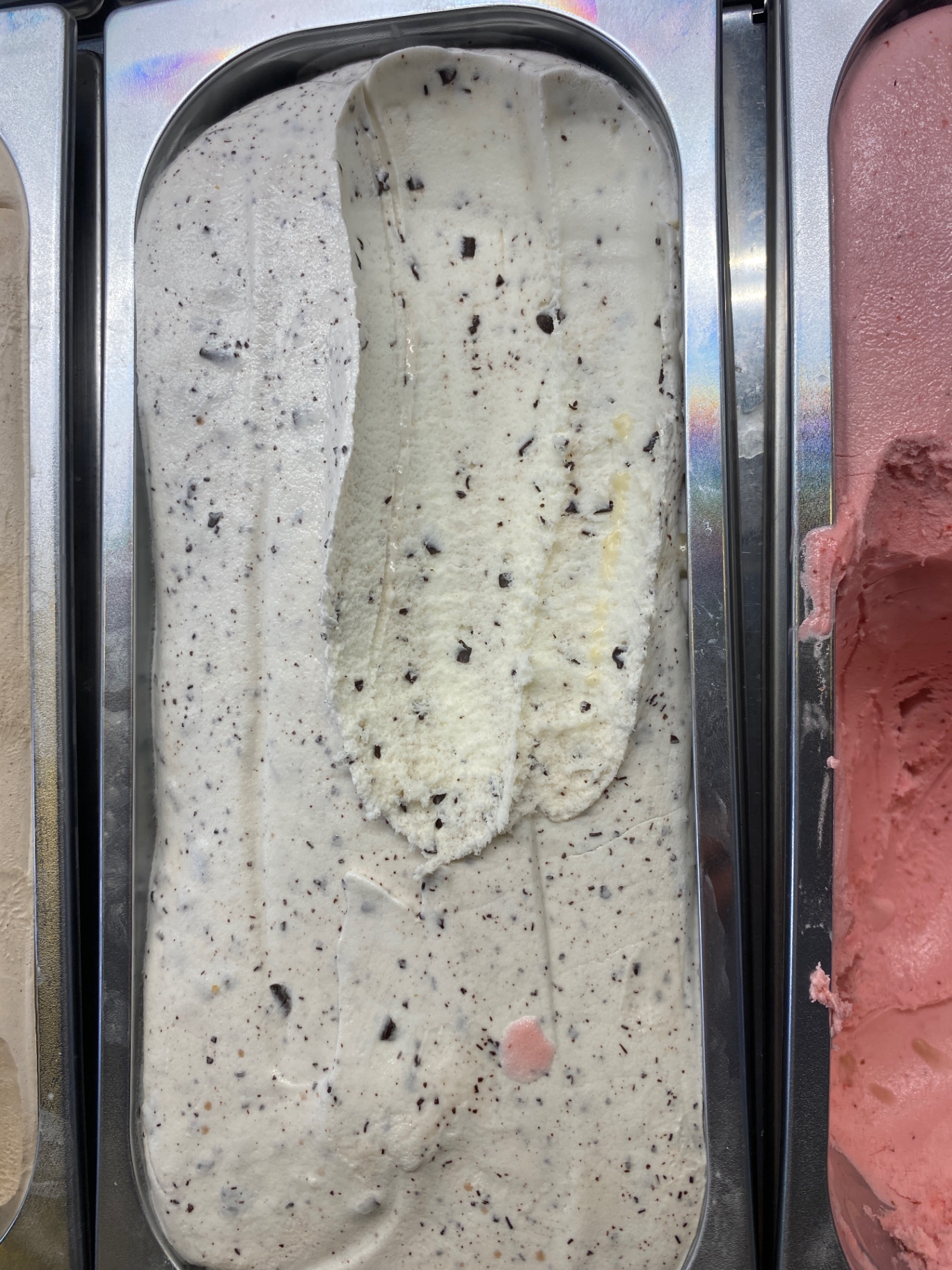 Stracciatella Eis – frisch aus der Vitrine