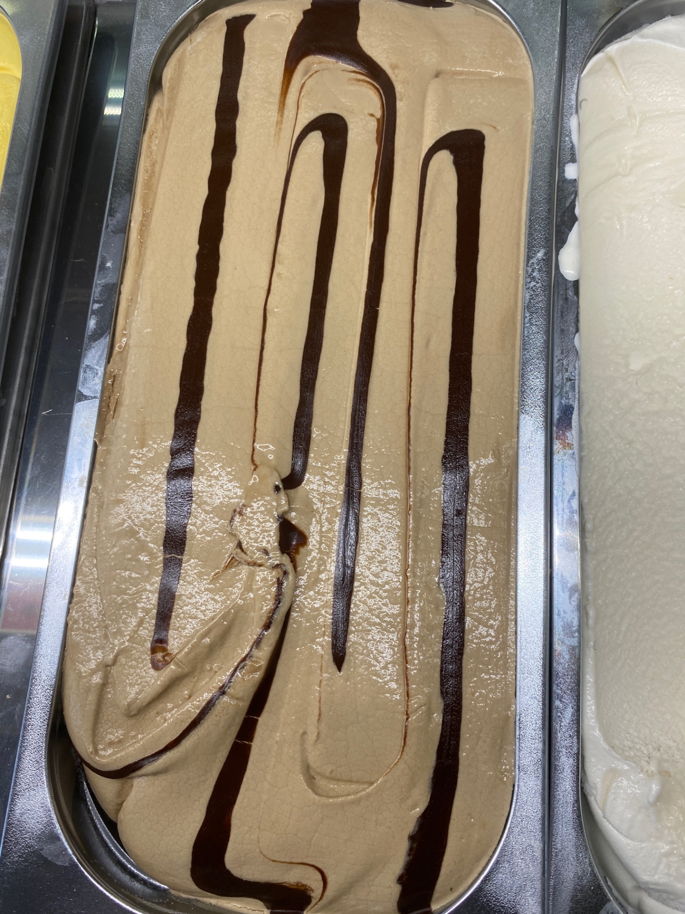 Schoko-Karamell Eis – frisch aus der Vitrine