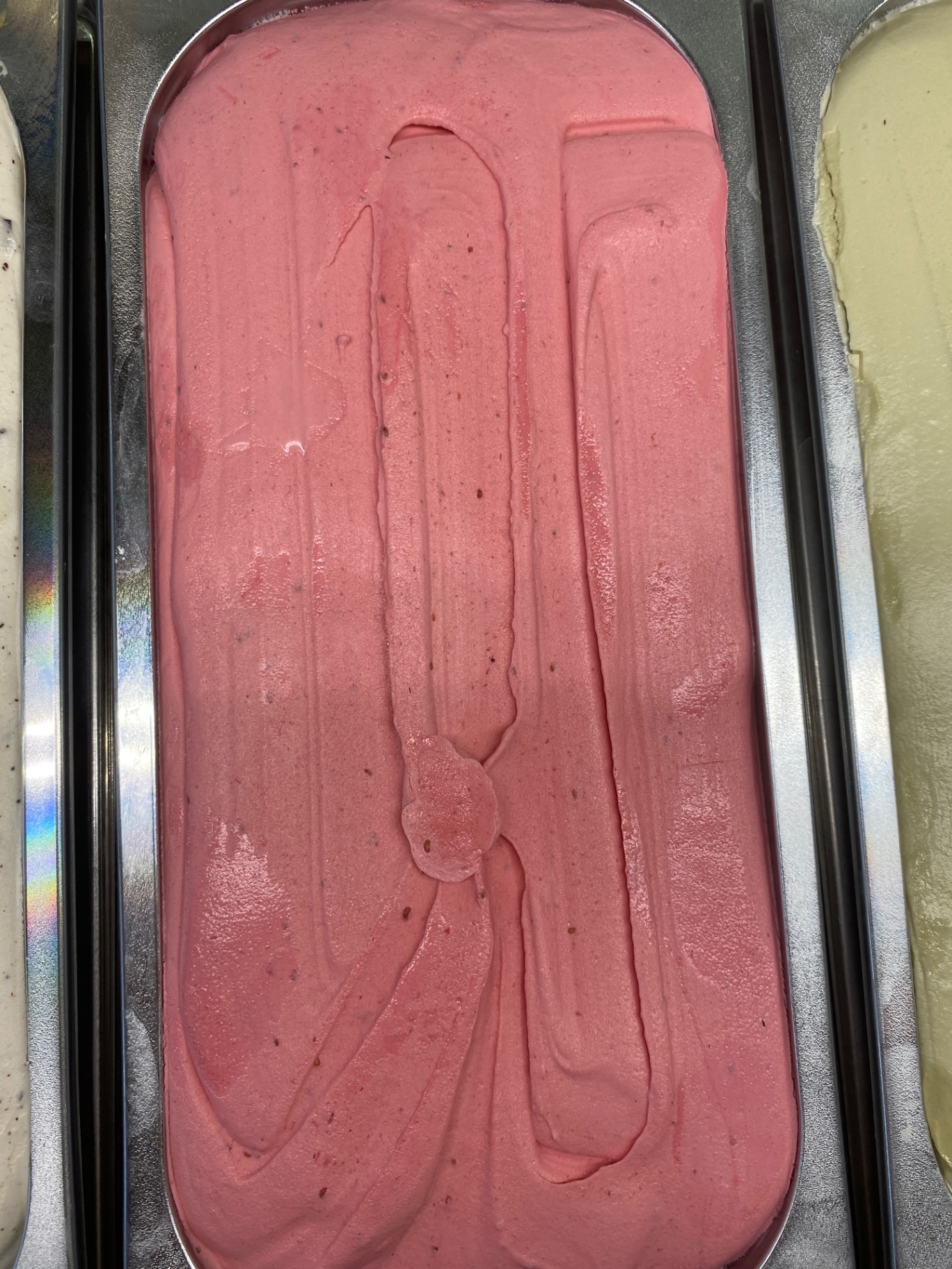 Erdbeere Eis – frisch aus der Vitrine